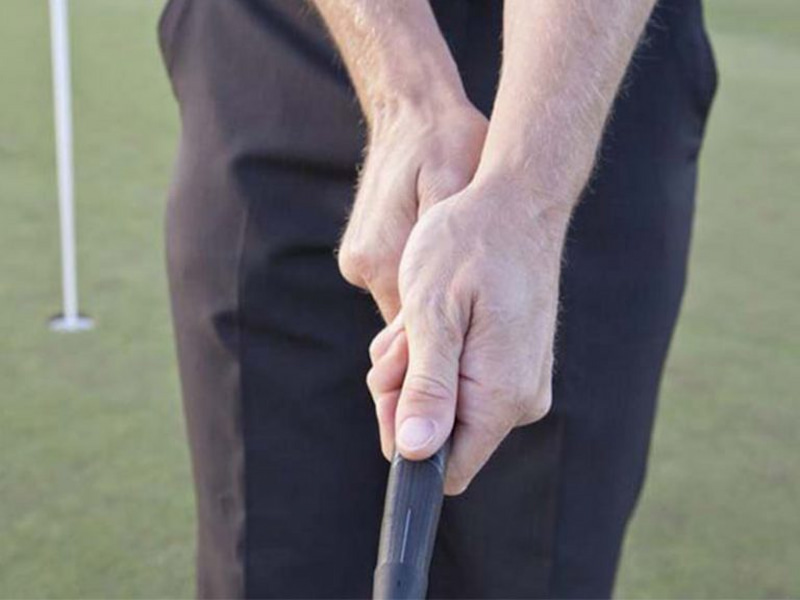 Cross Hand là kiểu cầm gậy phổ biến, được nhiều golfer biết đến