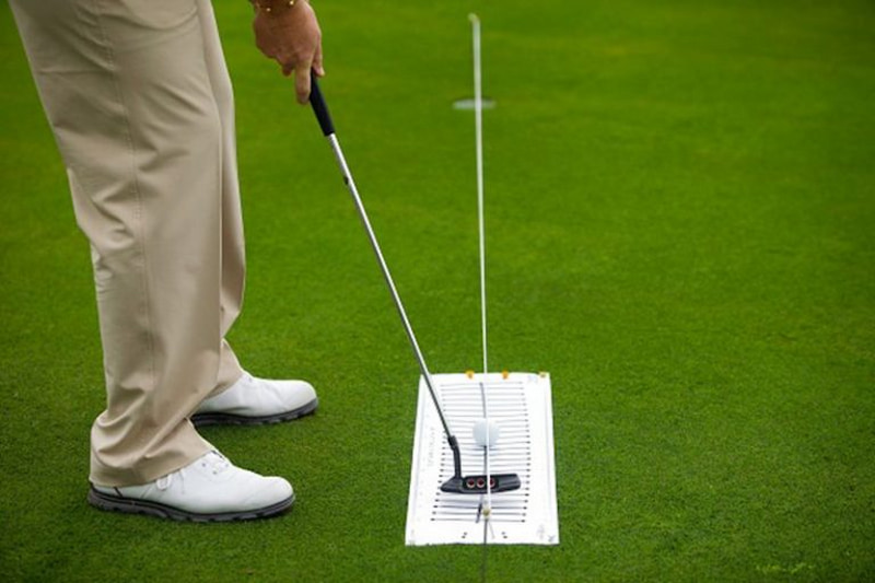 Golfer cầm kiểm soát khoảng cách khi thực hiện cú đánh bóng