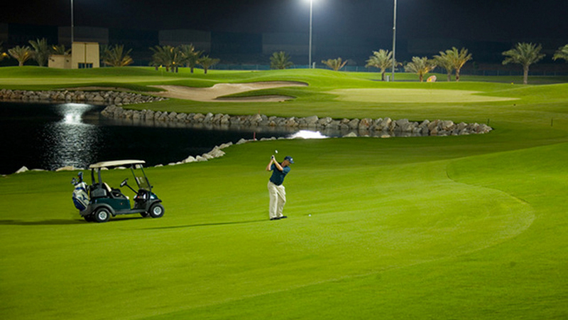 Sân golf Asean Resort được đầu tư có hệ thống đèn chiếu sáng hiện đại