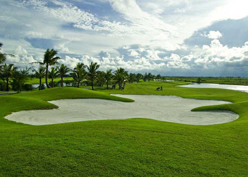 Sân golf Cửa Lò sở hữu tầm nhìn hướng biển và khí hậu mát mẻ