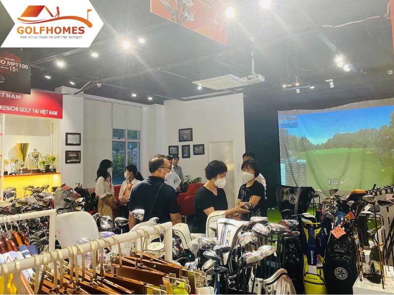 Các golfer trải nghiệm hệ thống golf 3D tại showroom GolfHomes để nhận được voucher 30 triệu khi lắp đặt phòng golf 3D GTS