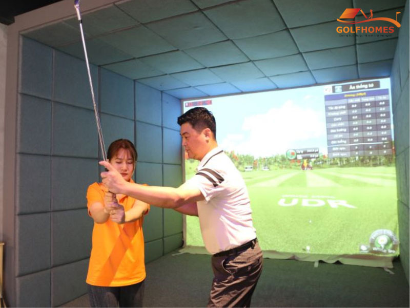 HLV dựa trên các thông số hiển thị trên phần mềm golf 3D để chỉnh sửa kỹ thuật cho golfer
