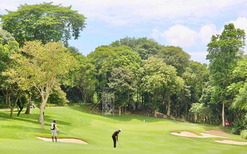 Sân golf Nhân Sư còn được bao quanh 3 mặt bởi sông với hàng cây bao quanh