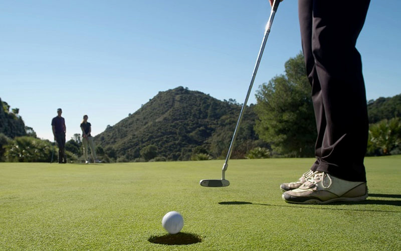 Golfer cần cảm nhận địa hình sân golf để điều chỉnh tư thế và hướng bóng phù hợp nhất