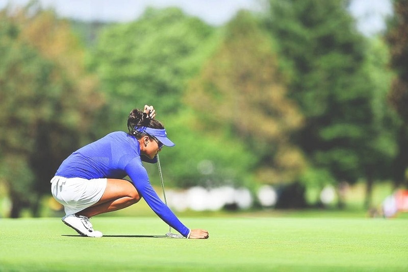 Trước khi gạt bóng, golfer cần đọc green để đánh giá cỏ giữa vị trí bóng và lỗ golf