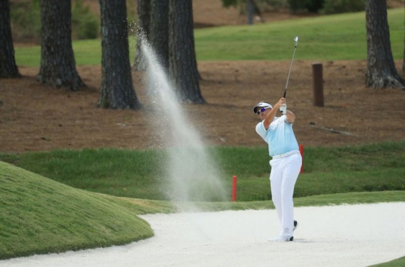 Lựa chọn gậy đánh golf rất quan trọng khi thực hiện cú "cứu bóng" tại hố cát