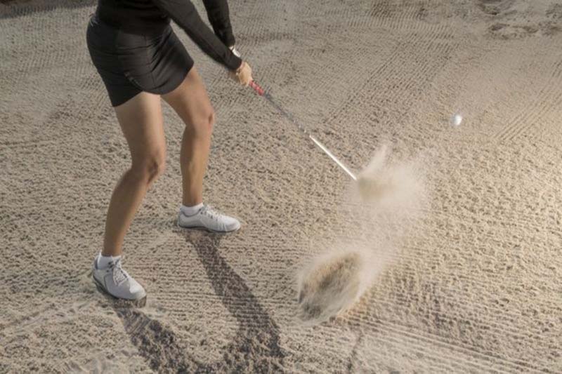 Thực hiện đúng động tác và kỹ thuật, golfer sẽ dễ dàng đưa bóng ra khỏi khu vực "nguy hiểm"