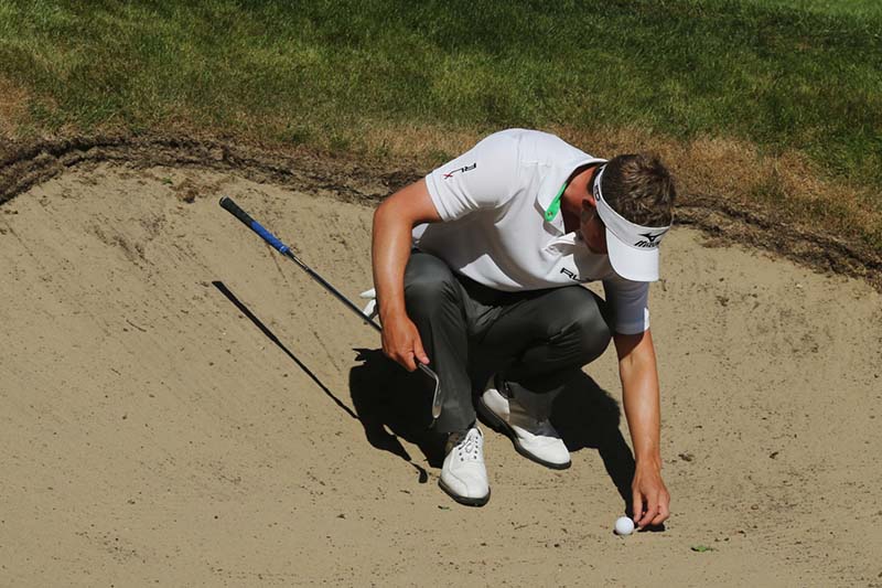 Bóng golf chìm dưới cát ở địa hình dốc lên khá phổ biến khi chơi golf