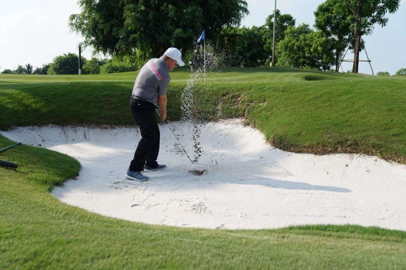 Để đánh bóng chìm sâu dưới cát, golfer hãy thả lỏng cơ thể