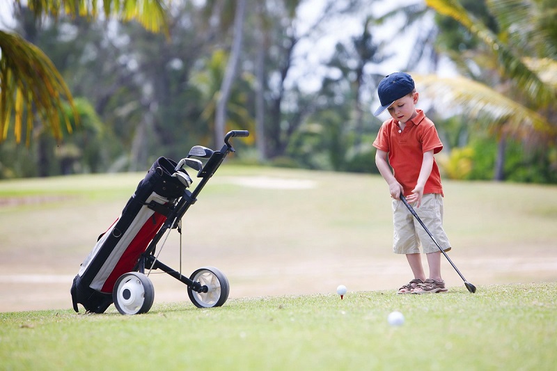 Độ tuổi học đánh golf phù hợp với golfer nhí là từ 5 đến 15 tuổi