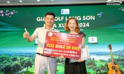 Trưởng phòng dự án Golfhomes trao tận tay voucher lắp đặt phòng golf 3D cho golfer Nguyễn Thị Hồng