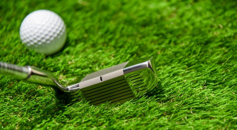 Gậy chipper là "công cụ" hỗ trợ đắc lực cho golfer trong suốt thời gian tập luyện trên sân