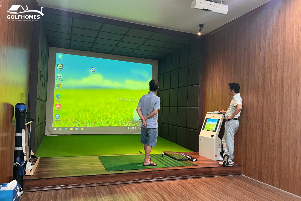 Giám đốc phát triển dự án Tiến Dũng hướng dẫn anh Tuấn sử dụng phần mềm golf 3D GTS