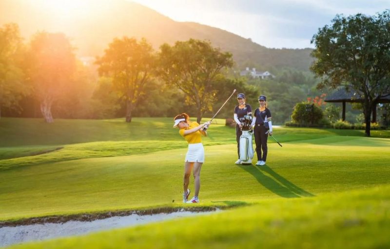 Sử dụng tee trong khi chơi golf giúp golfer thực hiện cú đánh tốt hơn