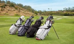 Túi golf được chia thành từng ngăn đựng riêng biệt và có lớp lót mềm mại