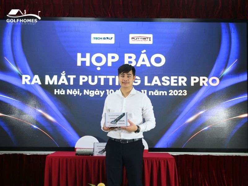 Giám đốc điều hành Nguyễn Tuấn Anh giới thiệu về thảm Putting Laser Pro