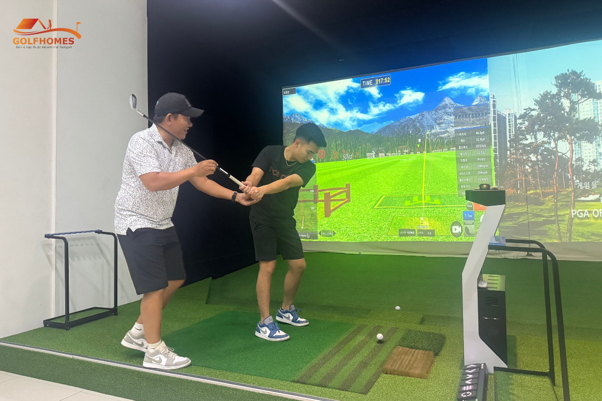 Luyện tập trong phòng golf 3D giúp học viên GGA phát triển toàn diện ký thuật đánh golf và tư thế swing chuẩn