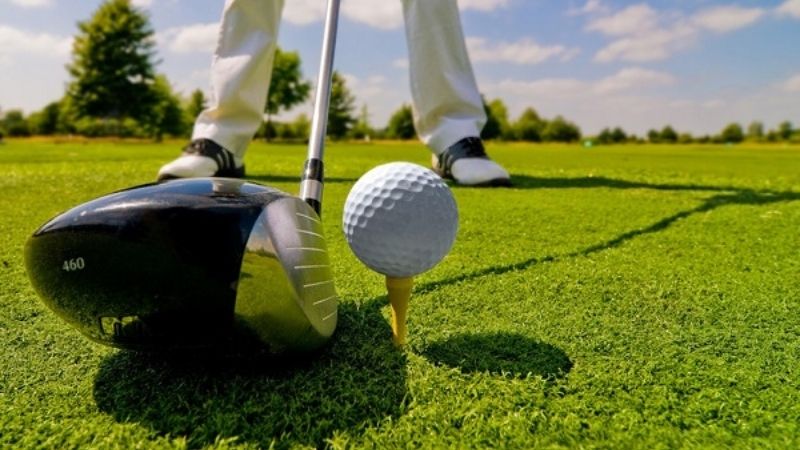 Golfer hãy tập trung vào việc duy trì mặt gậy vuông góc với bóng