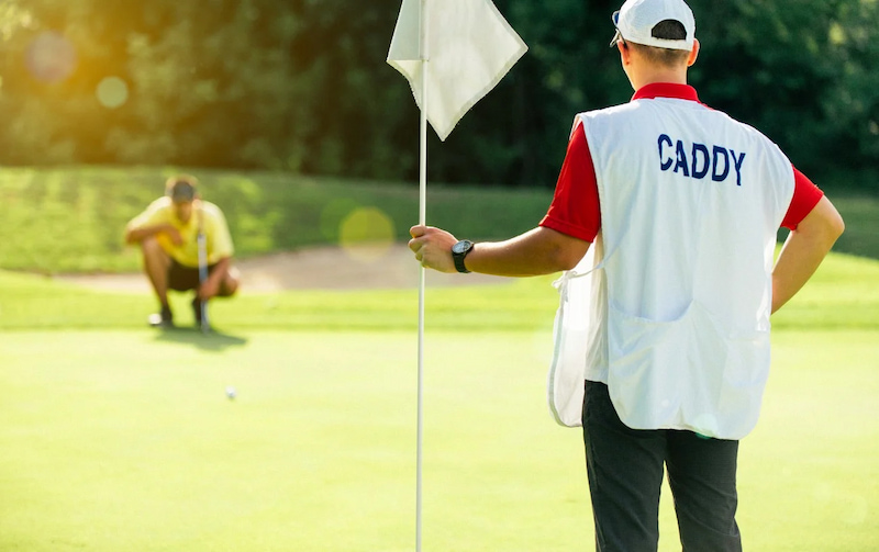 Nhân viên caddy golf có nhiệm vụ kéo túi gậy, tư vấn đường đi của bóng