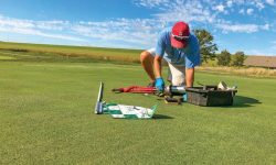 Nhân viên bảo dưỡng sân golf có nhiệm vụ chăm sóc, bảo trì trên sân