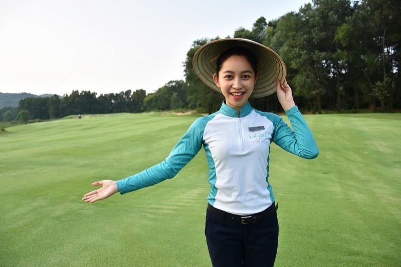 Nhân viên đón tiếp chăm sóc khách hàng sẽ đón tiếp golfer khi đến sân