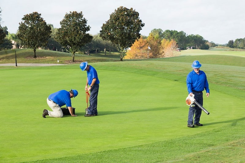 Nhân viên sân golf còn có vai trò quản lý lịch trình ra sân của golfer