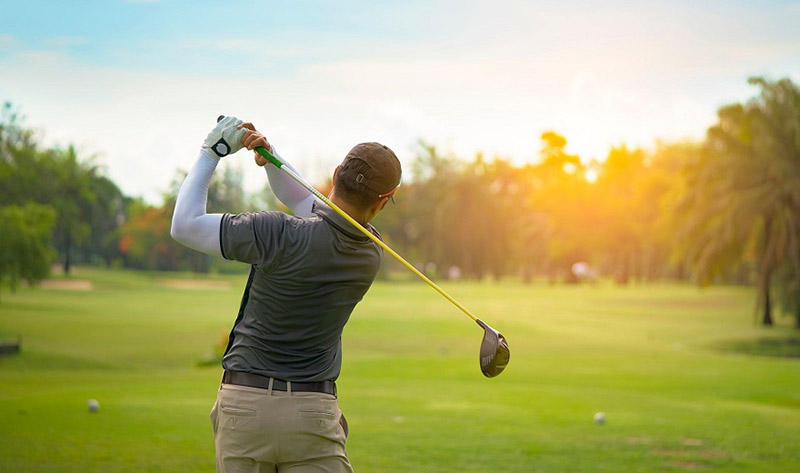 Golfer cần đảm bảo tay vươn đến bóng thoải mái nhất