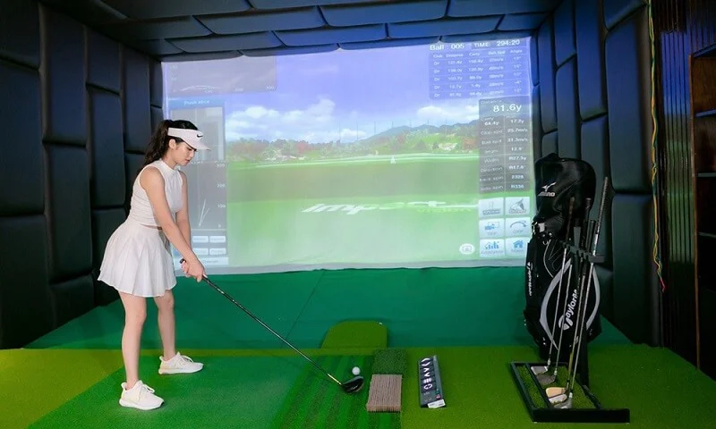 Luyện tập chơi golf tại phòng 3D hiện đại