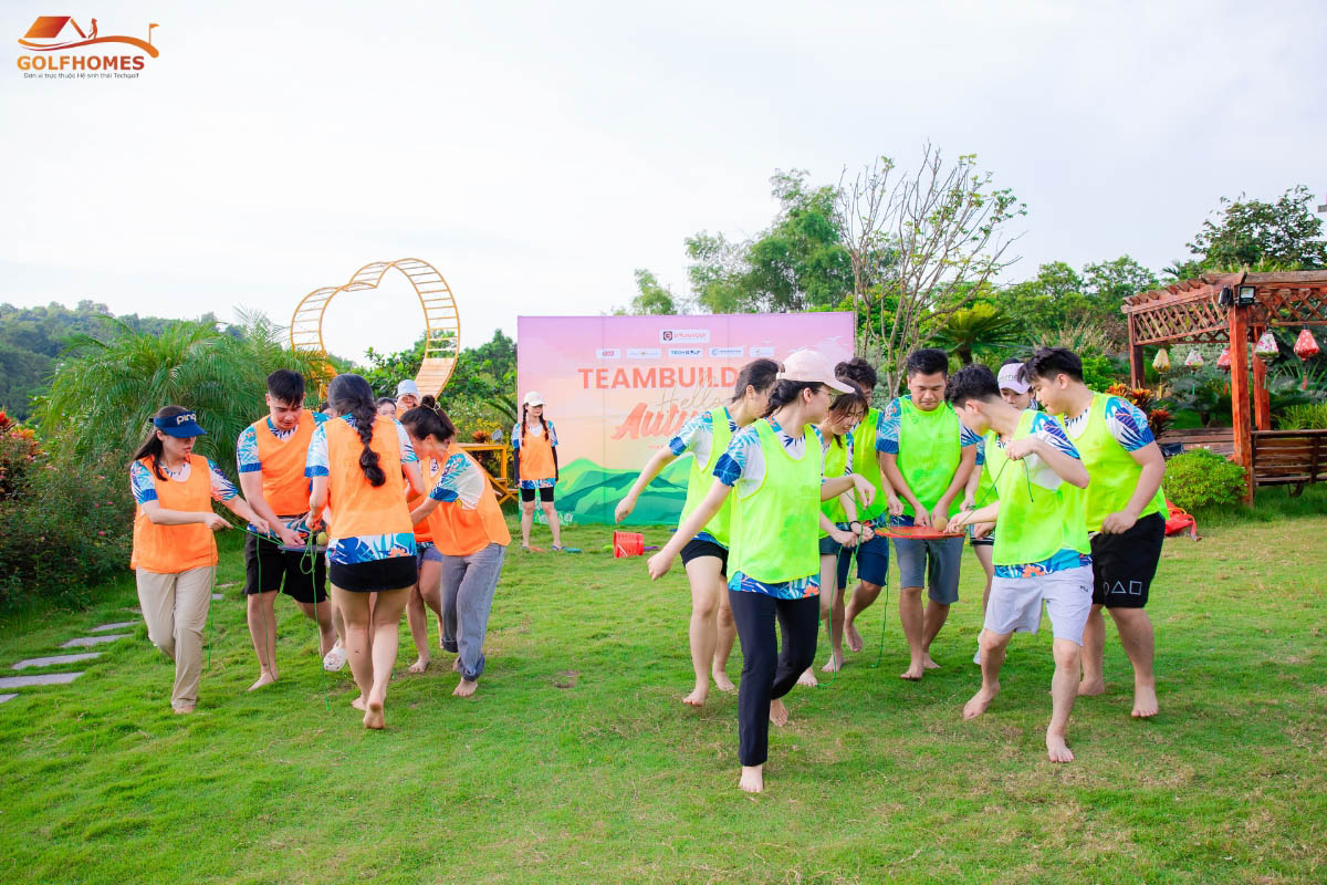 Đội ngũ nhân sự Golfhome shaof hứng tham gia các trò chơi đối kháng trong chuyến team building