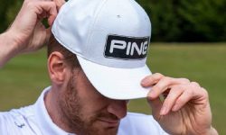 Mũ golf Ping thường có biểu tượng của hãng được thiết kế cách điệu ở phía trước