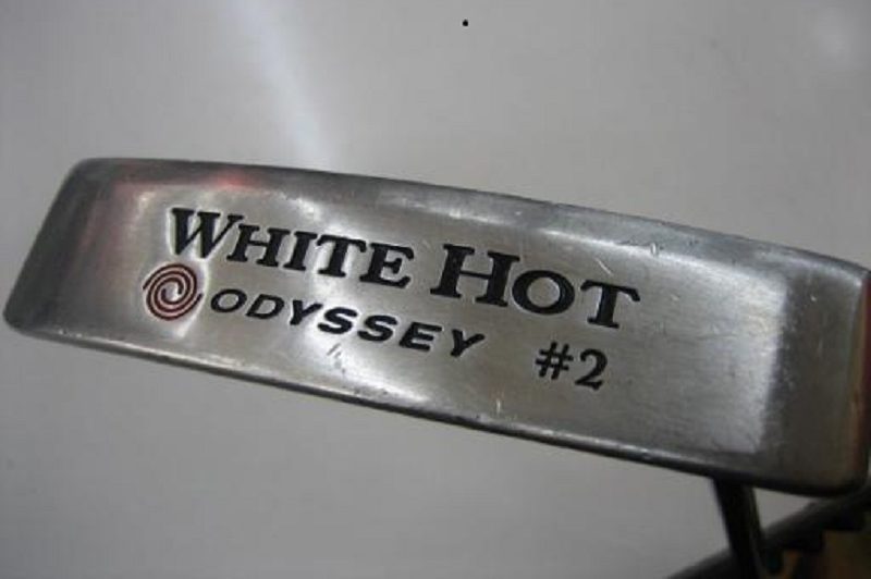 Gậy putt Odyssey cũ White Hot #2 có kiểu dáng blade truyền thống quen thuộc