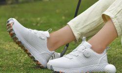 Người chơi nên lựa chọn những đôi giày golf có trọng lượng nhẹ để khi chuyển không bị mất sức