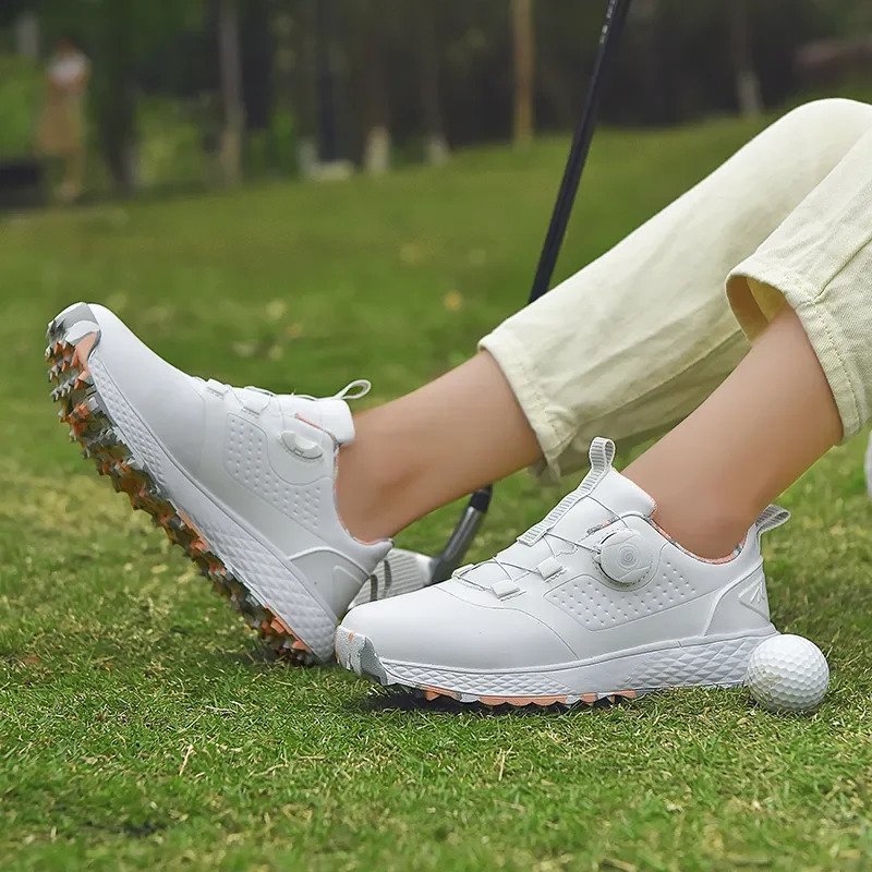 Người chơi nên lựa chọn những đôi giày golf có trọng lượng nhẹ để khi chuyển không bị mất sức