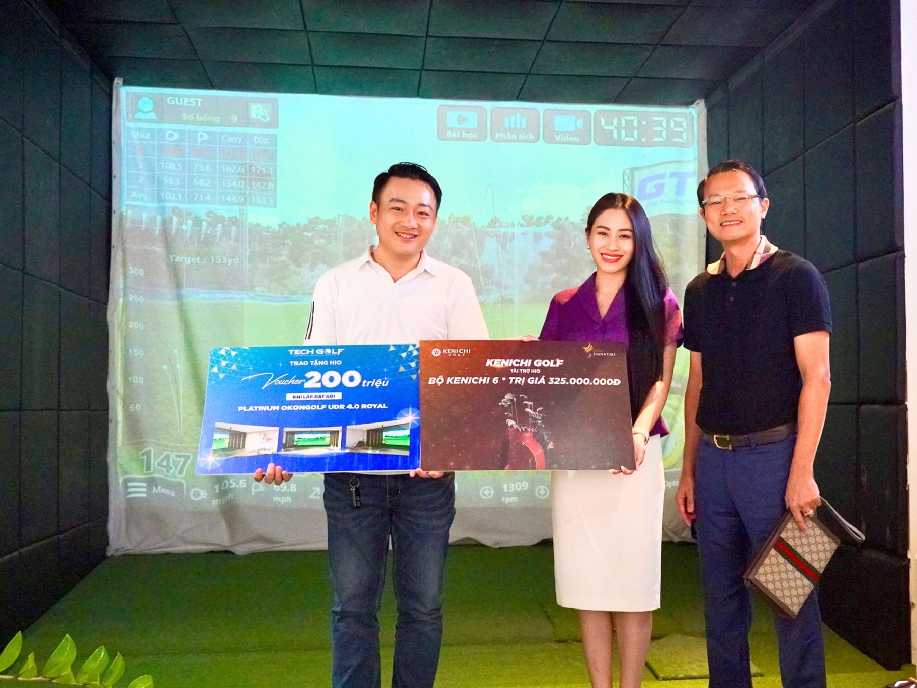 CT HĐQT Vũ Kim Dung trao giải HIO tại văn phòng Techgolf miền Nam