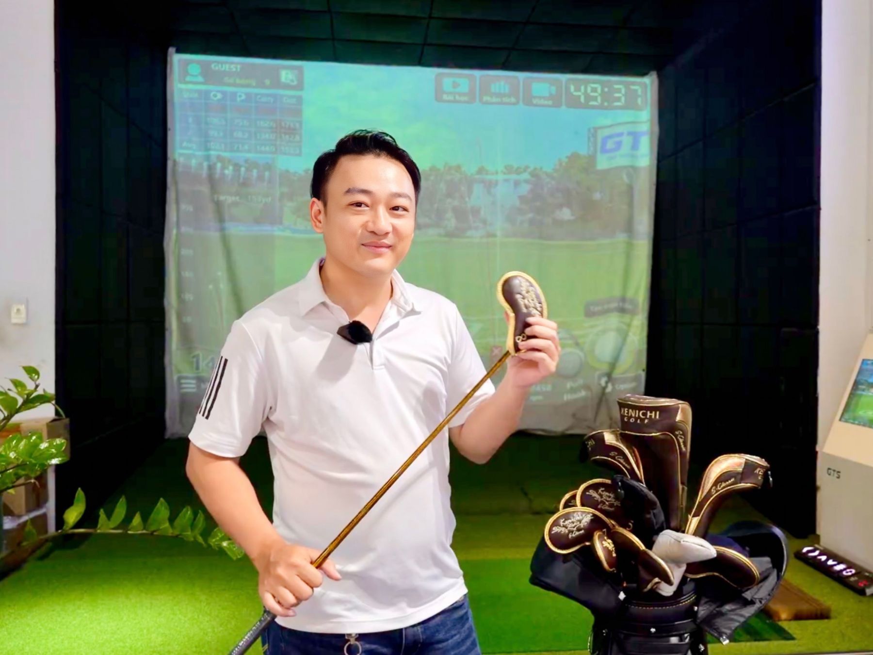 Golfer Lê Văn Thành trải nghiệm bộ gậy Kenichi 6 sao trên phần mềm golf 3D GTS