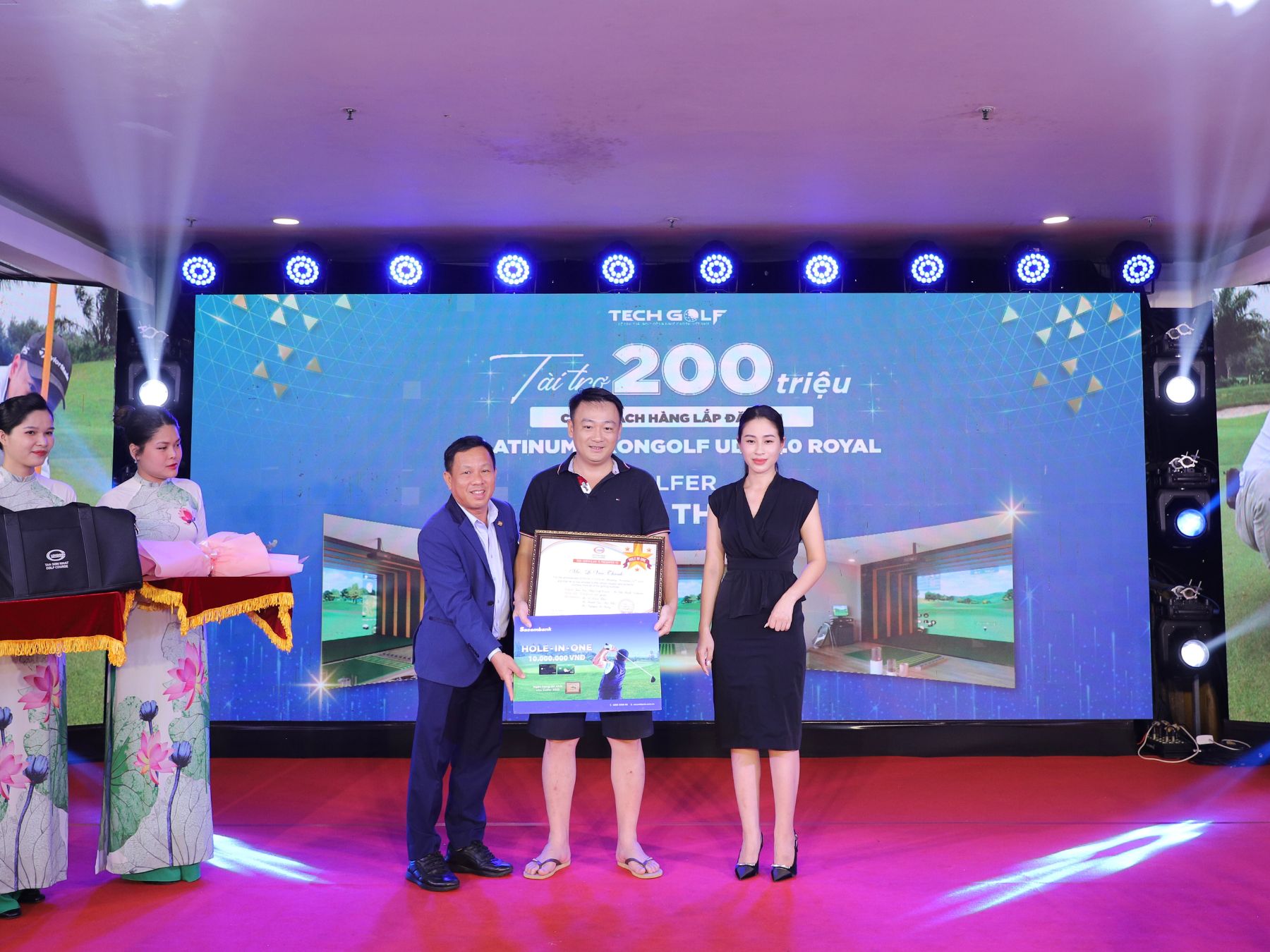 Golfer Lê Văn Thành nhận giải HIO voucher 200 triệu khi lắp đặt phòng golf 3D Okongolf Platinum từ nhà tài trợ Techgolf